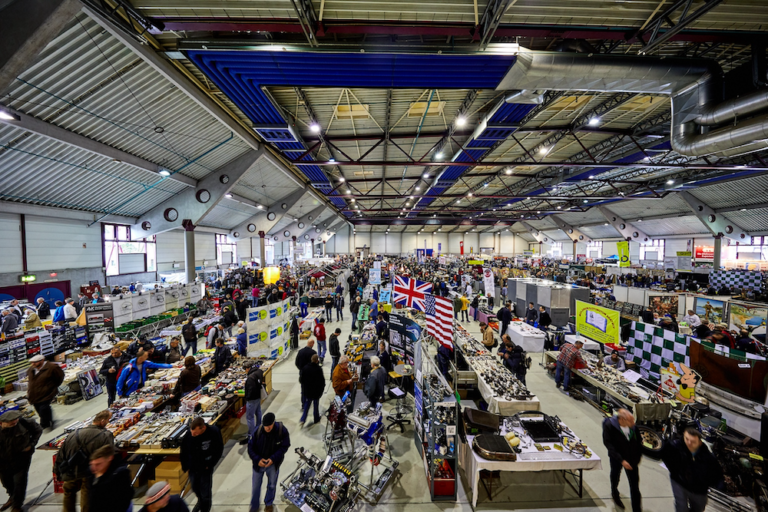 Besøgende i messehallen på Veterama i Mannheim